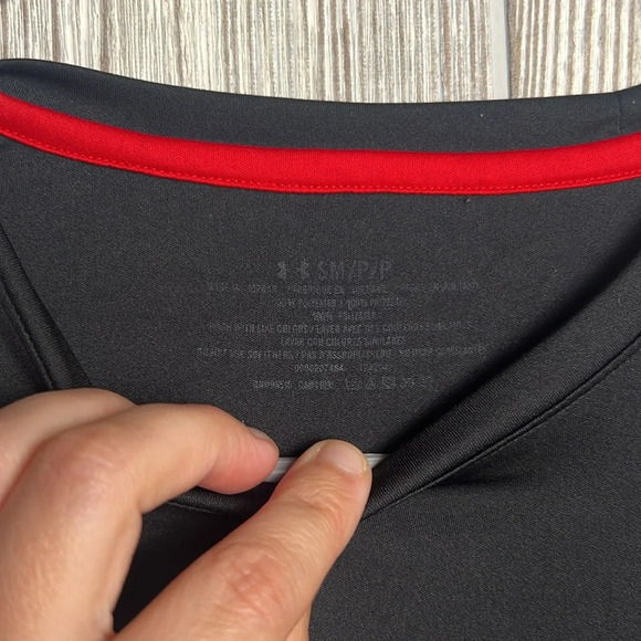 Men’s Under Armour Tee Black Red Size Small - Picture 3 of 4